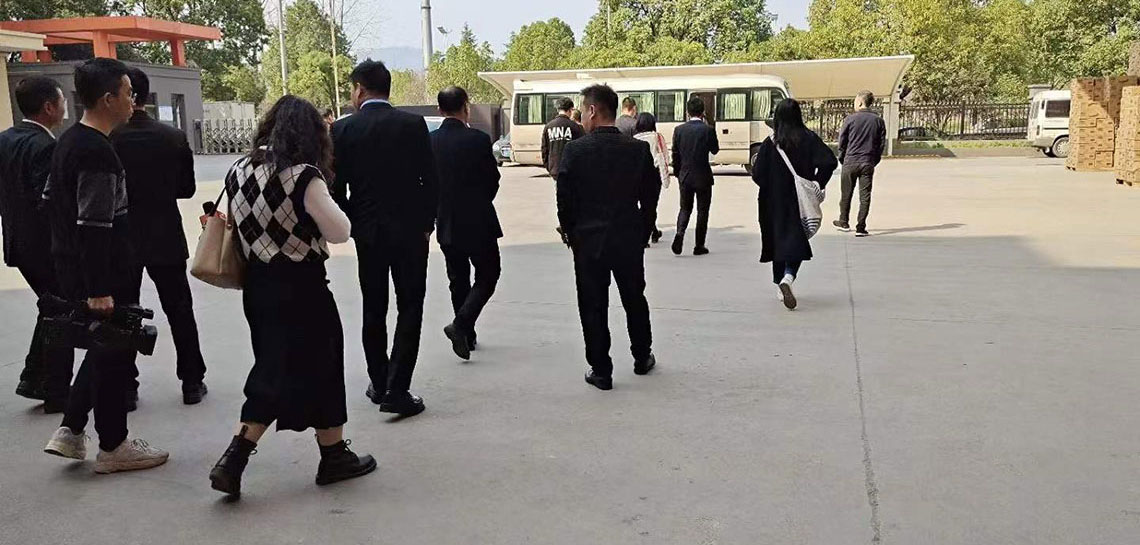 潮南区区长张晓铿带队赴浙江义乌考察乡贤企业沃卡丽生物科技2.jpg