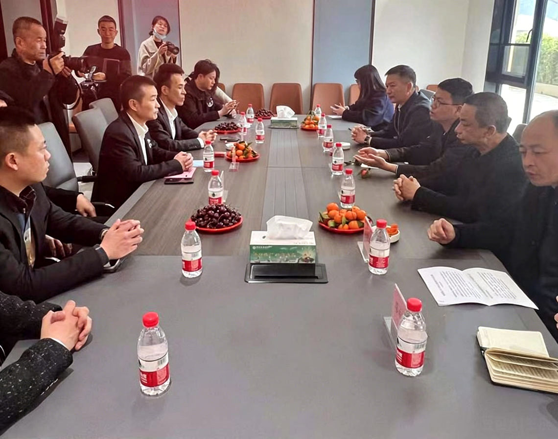 潮南区区长张晓铿带队赴浙江义乌考察乡贤企业沃卡丽生物科技4.jpg